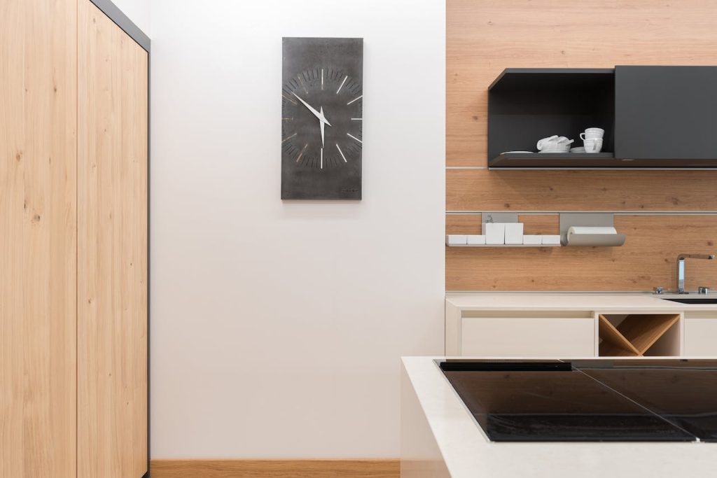 La cuisine blanche avec un plan de travail noir