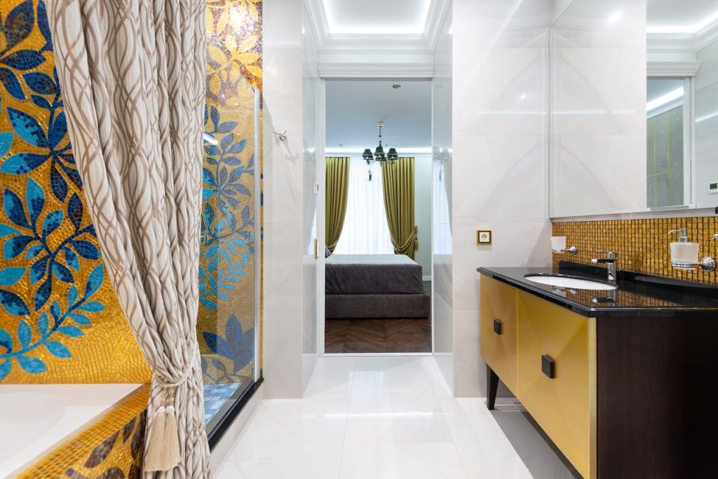 Le concept de la salle de bain dans la chambre