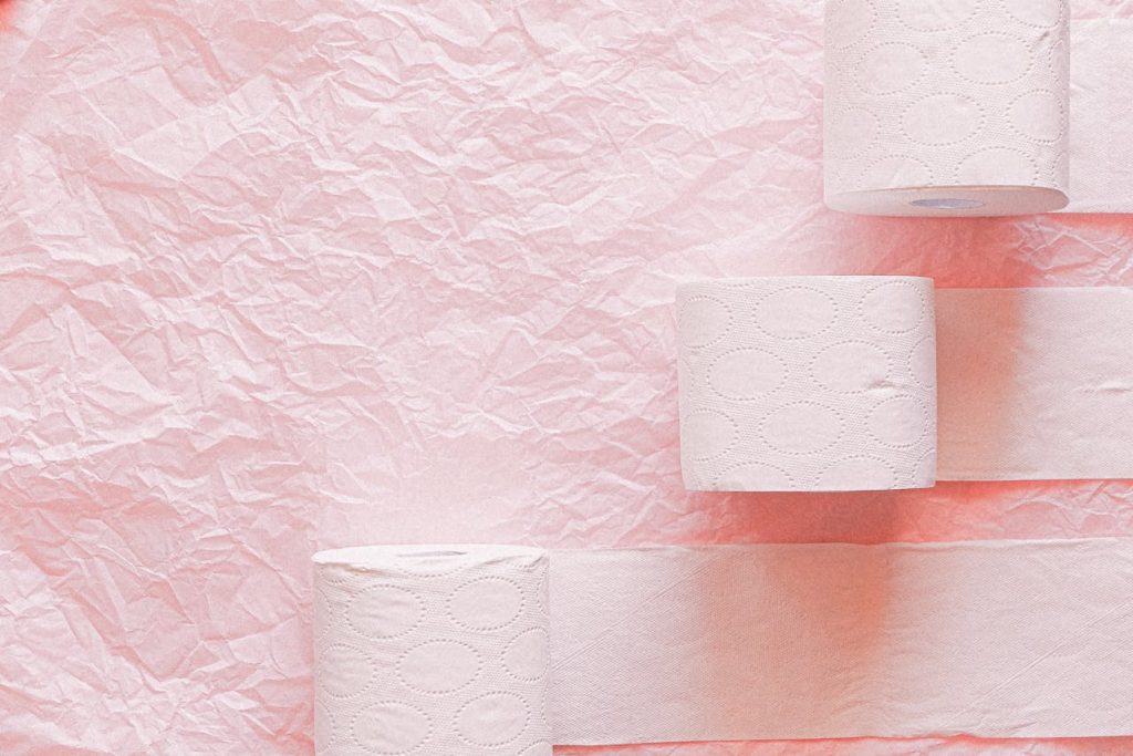serviette en papier dans les toilettes