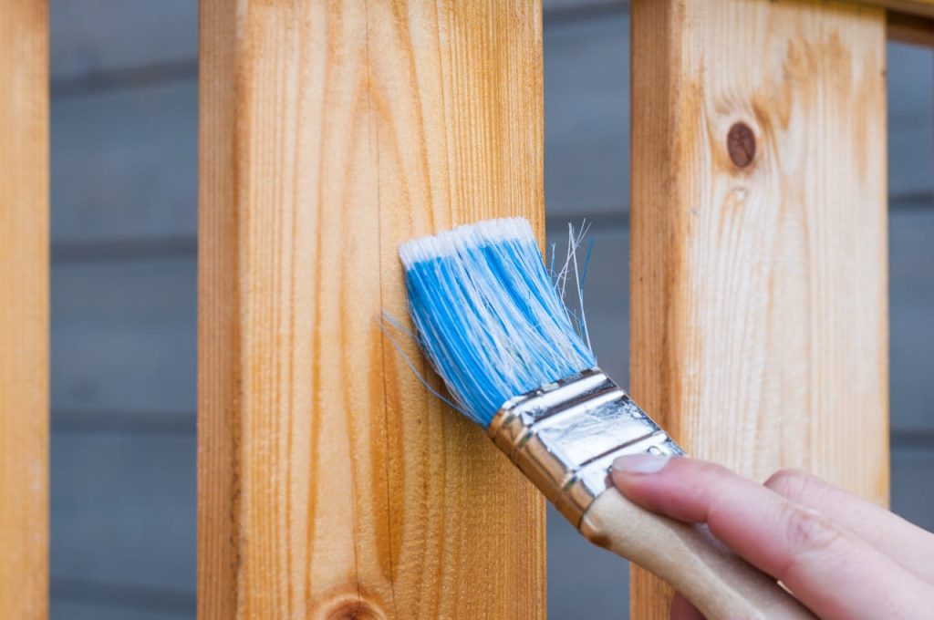 un guide pratique pour transformer votre lambris verni sans poncer
