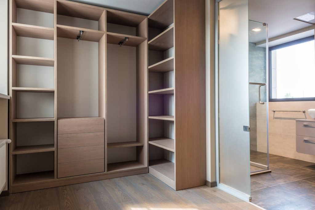 Les clés pour choisir la largeur idéale d'un dressing dans un couloir