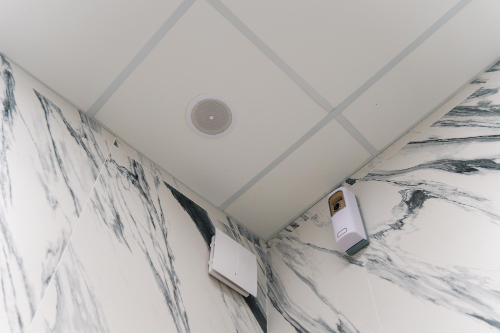 Guide pratique pour sélectionner et installer une bouche de VMC dans le plafond de votre salle de bain